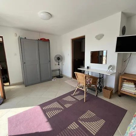 فيلة Tunley Medovo